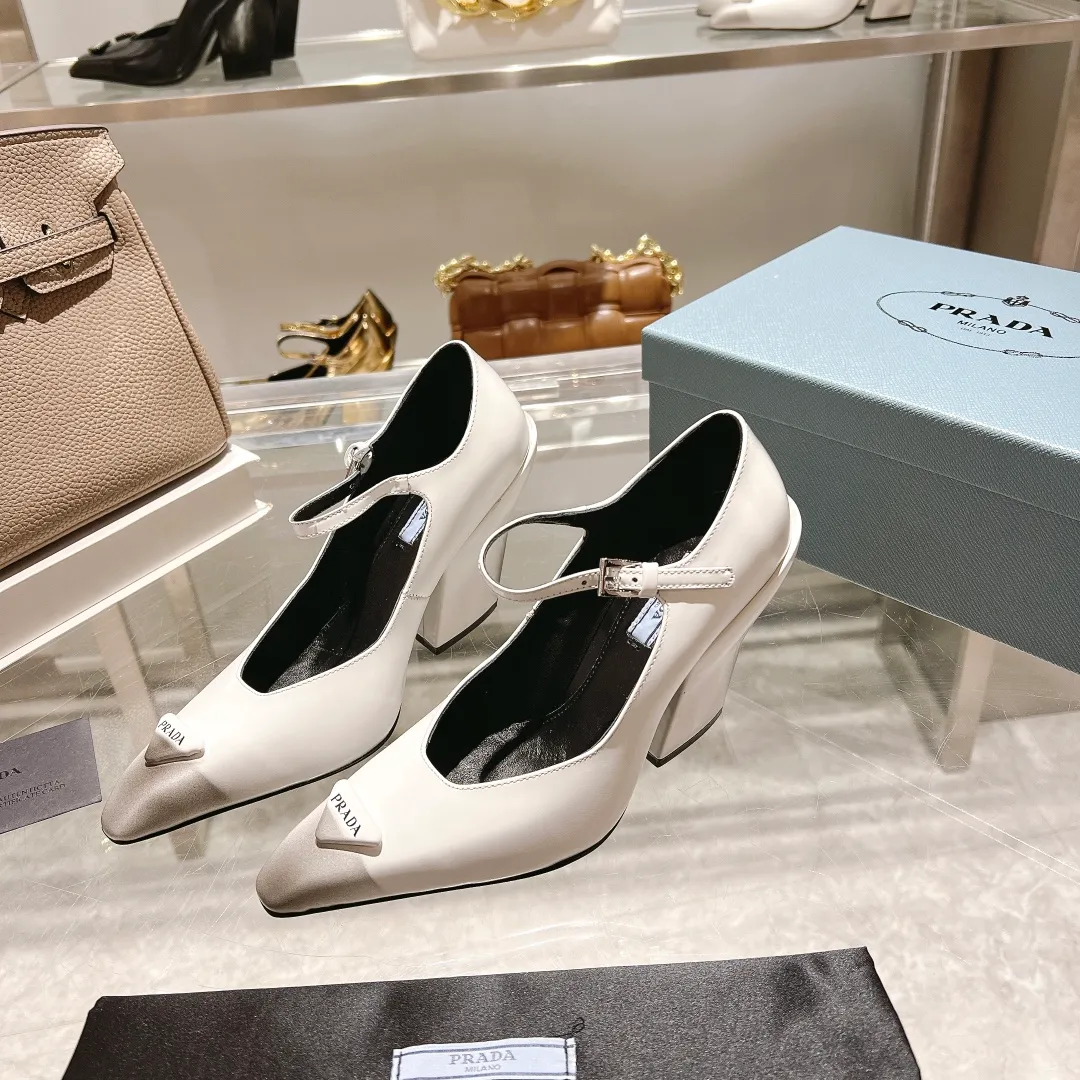 👟👟Ex-factory price 600👟👟 🏧🏧 PRADA ²⁰²²𝐬𝐬Prada’s new product, prada22/23ss “T-stage show style”, the most popular large block heels and wedge-heeled shoes in the ordering conference, (original top-grade open-edge beaded cowhide leather, 3D electronic spray painting color effect. 2 styles are grandly launched.) ——————————————————❣️ The 2022S/23S PRADA autumn and winter new styles are so good-looking. Internet celebrities from all over the world have planted popular models, awakening the imagination of skirt trains, corset ribs and corset curves, streamlined to the extreme ~ super hot series of hot products, iconic logo small leather bag with buckle.  Prada spring 2022's latest electronic inkjet technology, coupled with a small square toe, allows the autumn and winter models to evolve the same look, showing two different styles through different makeup, hair and body shapes with 8.5cm thick heels. Autumn singles and boots are equally charming, and the styles presented are also wonderful!  This season's Prada styles are simpler in design than before. They don't deliberately pursue a trendy or sporty feel. The overall look is natural, and the colors are not too bright. They are so beautiful when paired with a large pointed wedge heel. 😋The original shoes are developed and purchased from Italian counters, and are reproduced 1:1 according to the original taste. The sloped block heel and concave and convex shape are the same as the original. 💛❤️ ⚛ Mixed sheepskin lining is breathable and comfortable, genuine leather outsole ⚛Ready for sale Size: 35-39 (40 customized) ⚛Multiple colors, all official colors can be produced.